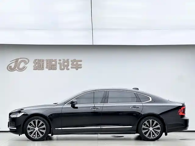 Volvo S90 2022 B5 Momentum Luxury Edition — фото 2