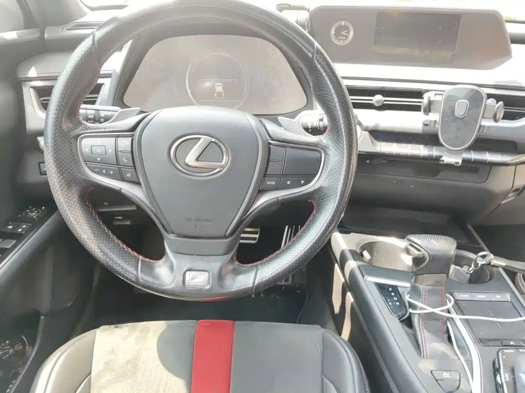 Фото 3 - Lexus UX