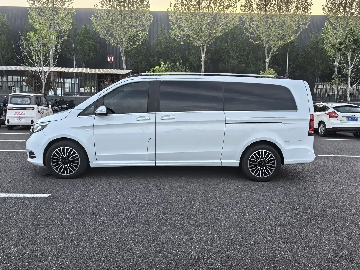 Mercedes-Benz V-Class 2017 Model V 260 L Premium Extended Edition фото 8