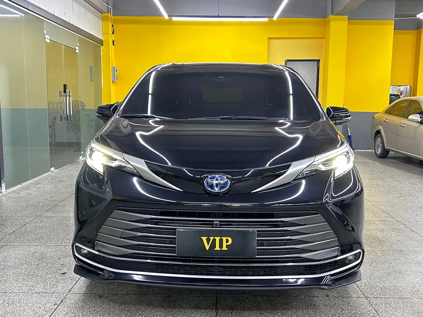 Toyota Sienna 2023 2.5L Hybrid Premium Edition фото 2