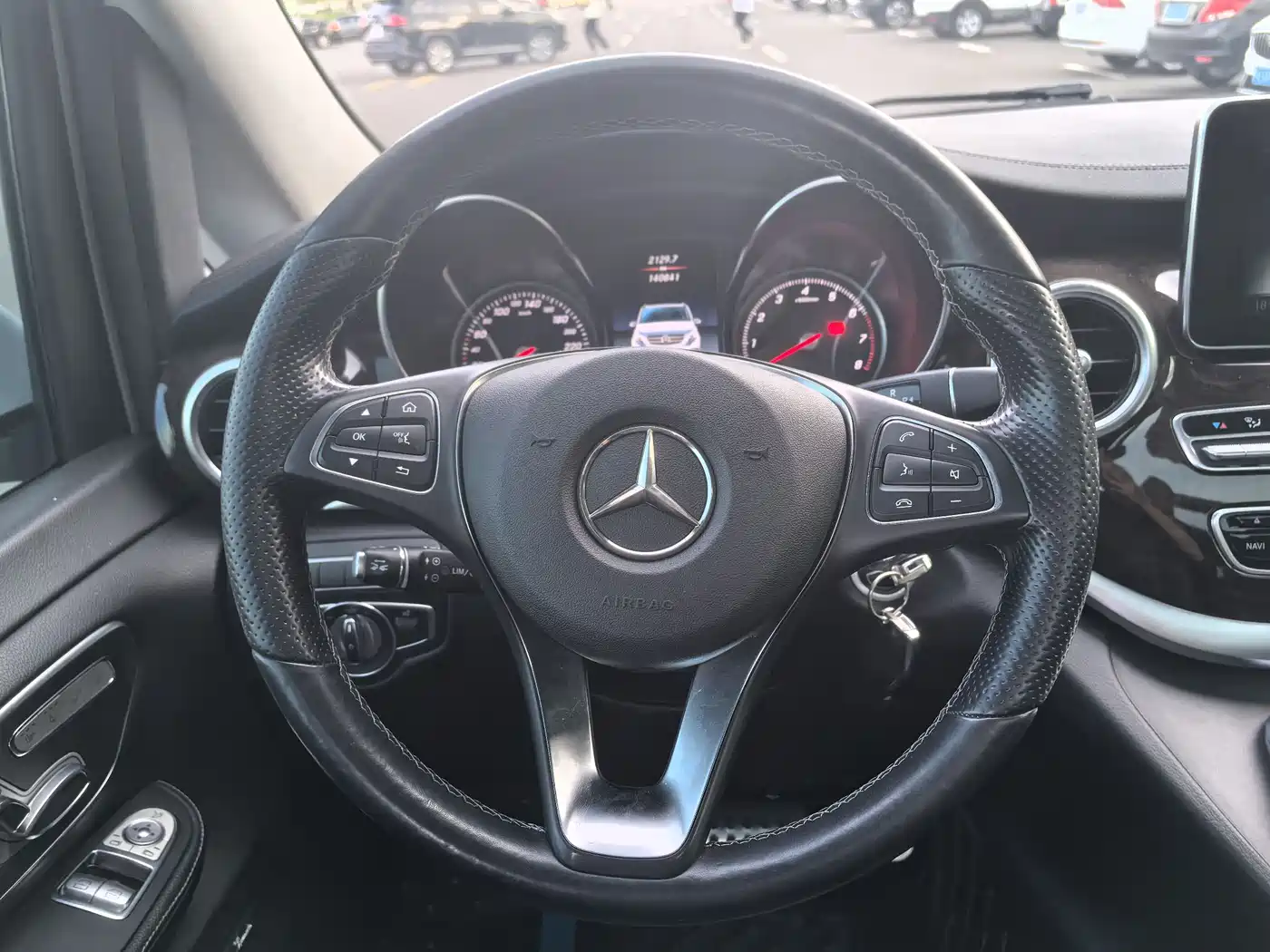 Mercedes-Benz V-Class 2017 Model V 260 L Premium Extended Edition фото 12