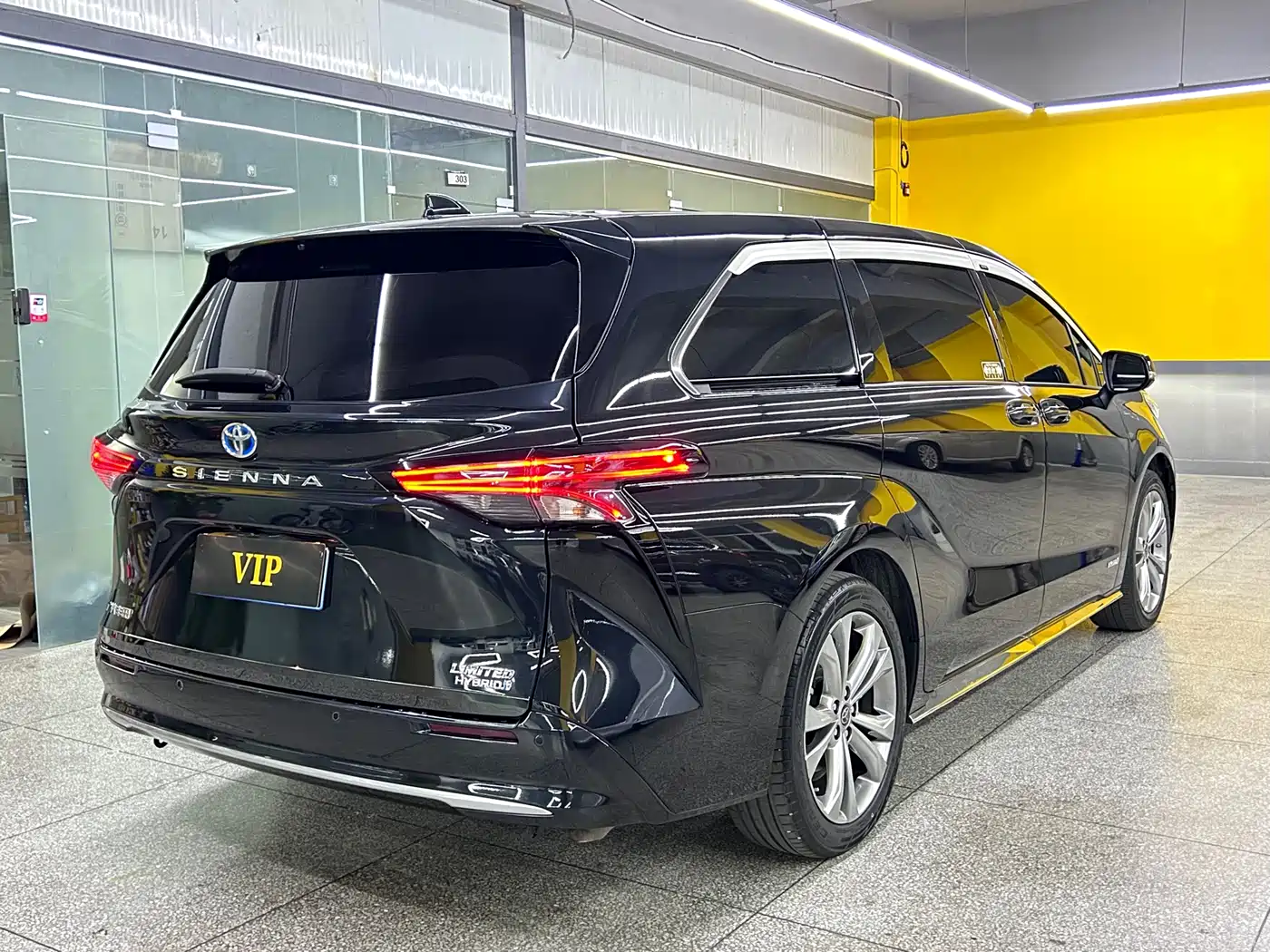 Toyota Sienna 2023 2.5L Hybrid Premium Edition фото 12