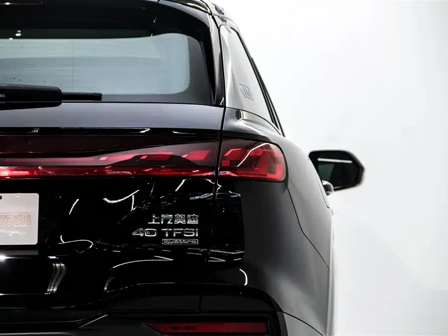 AUDI Q6