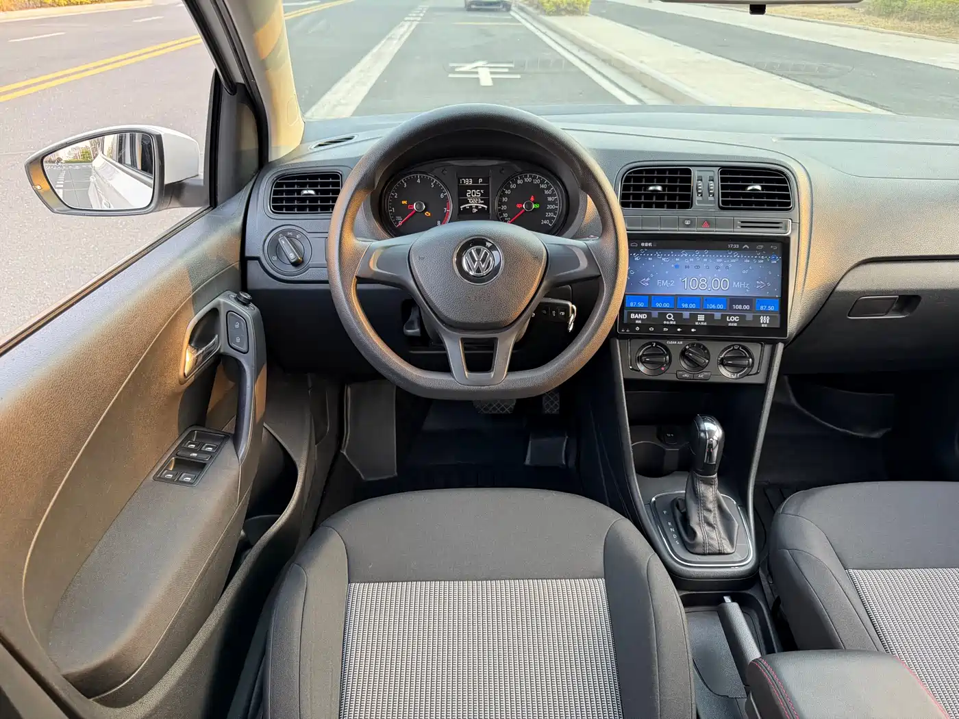 Volkswagen Polo 2016 1.4L Automatic Trend фото 13