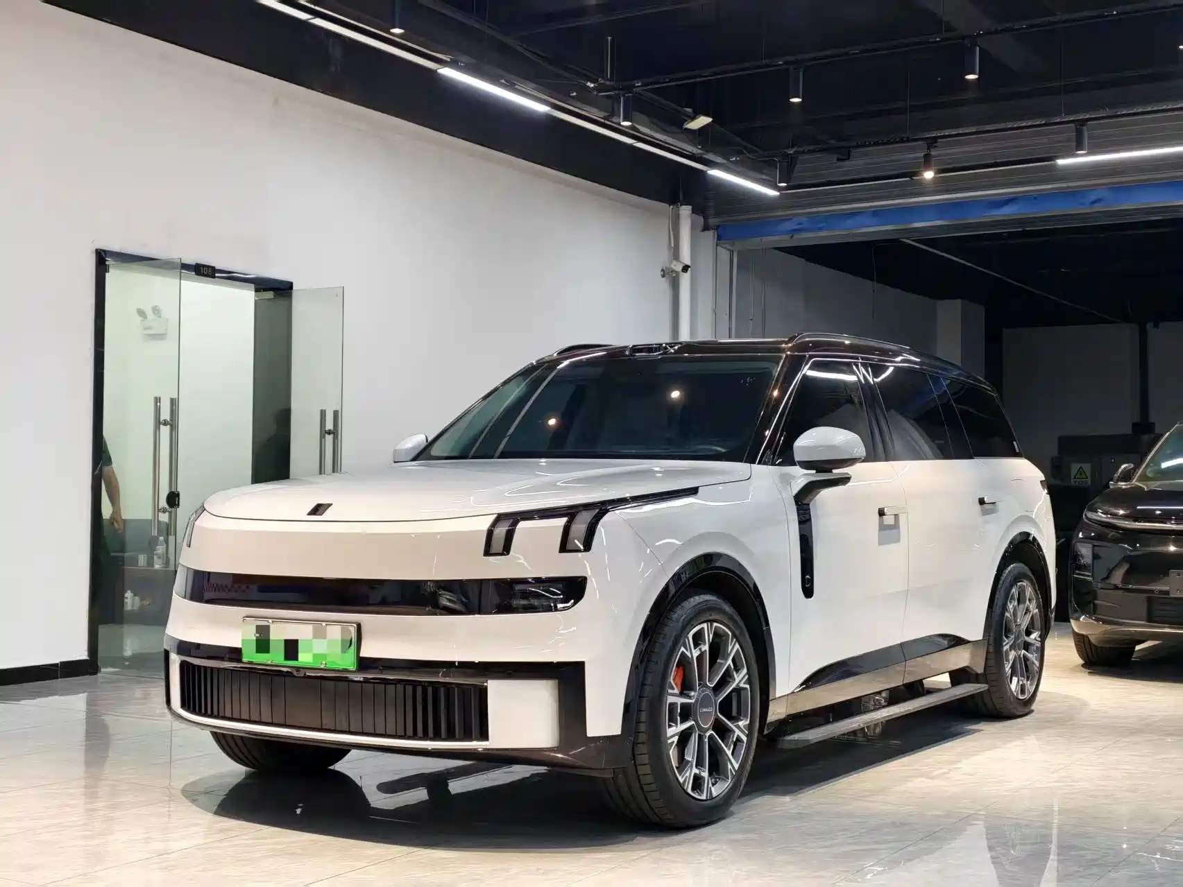 Photo 1 - Lynk & Co 900