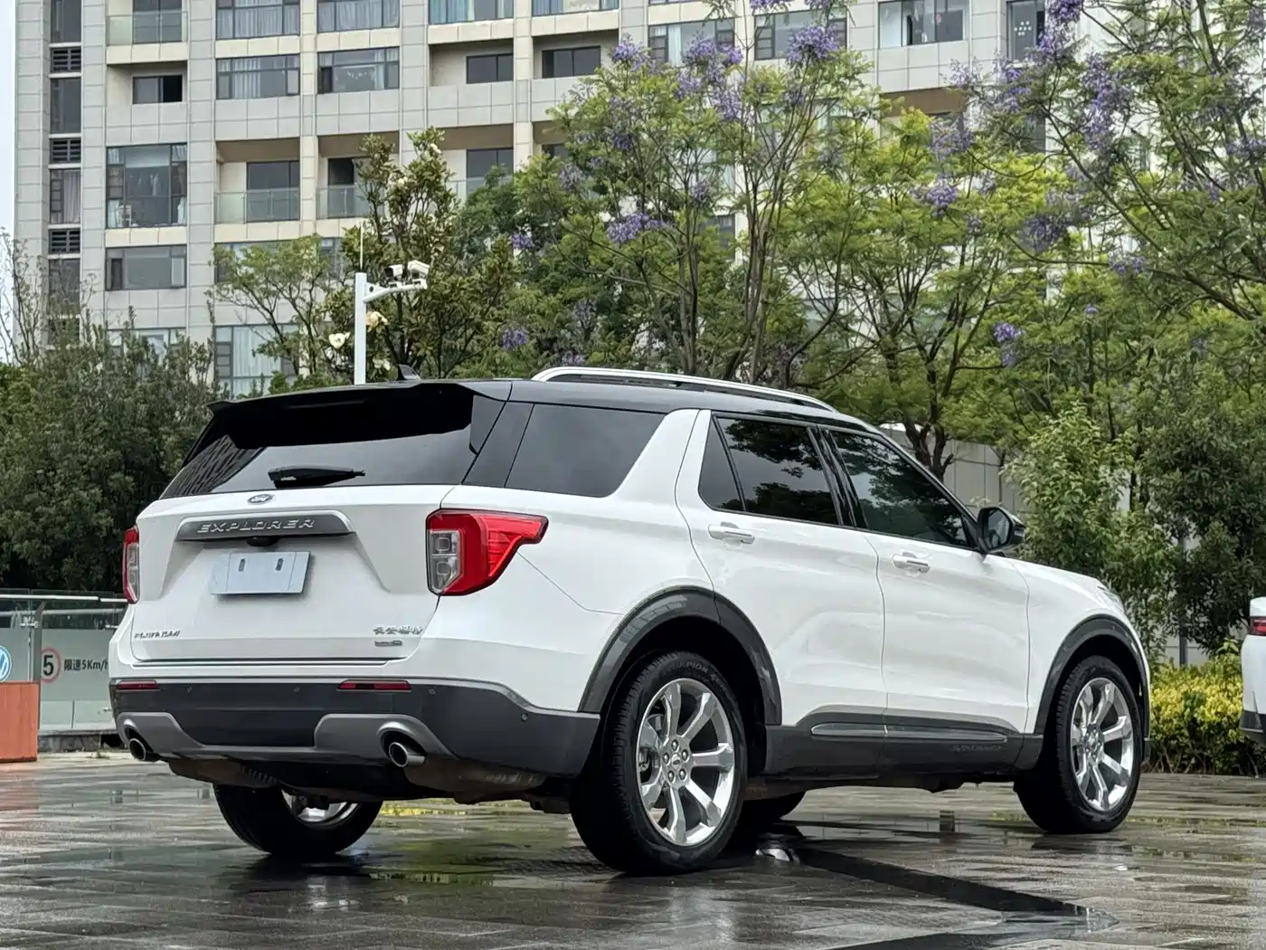 Фото 4 - Ford Explorer