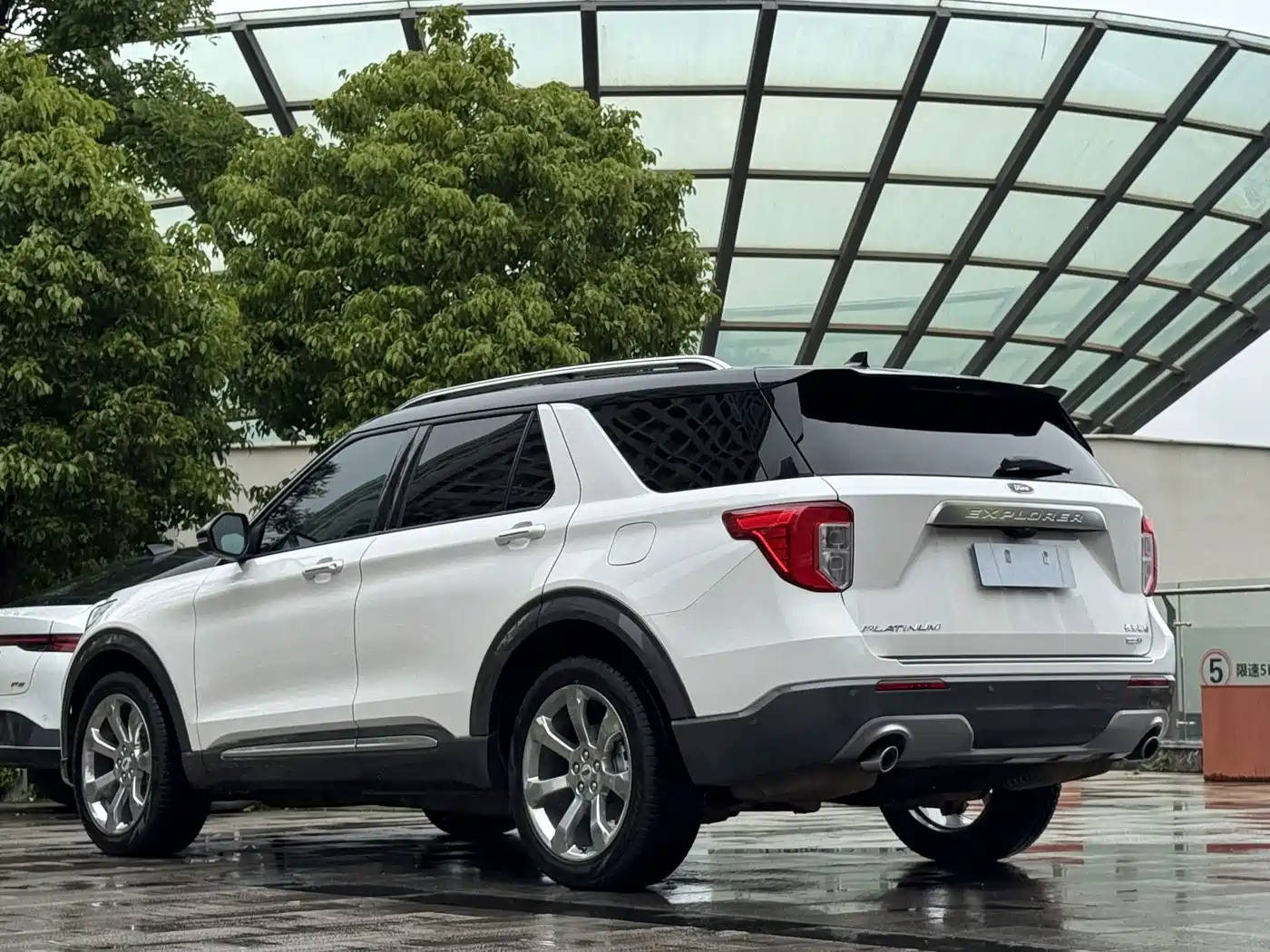 Фото 6 - Ford Explorer