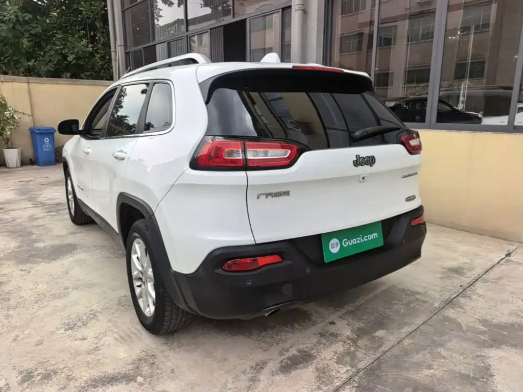 Photo 5 - Jeep Cherokee