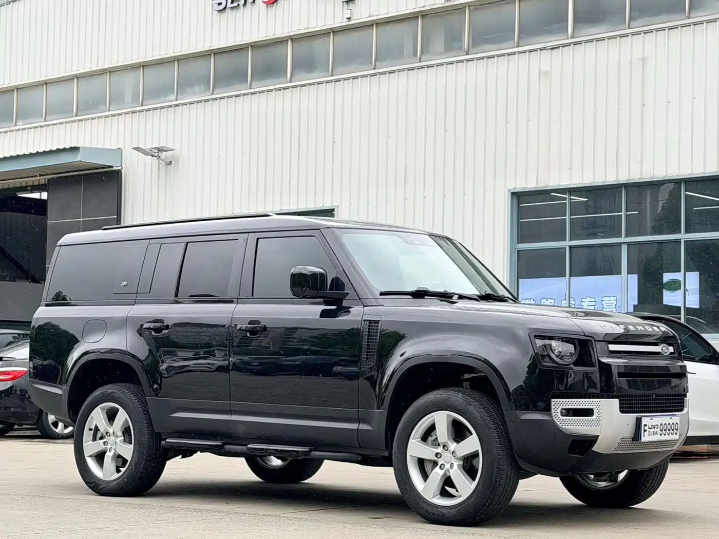 Land Rover Defender 2023 Model Year 130 3.0T P400 HSE фото 3