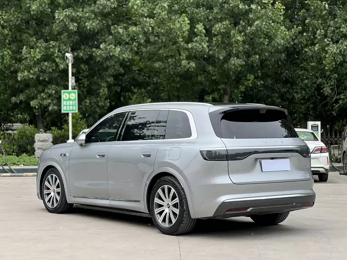AITO Wenjie AITO M8 2025 Model Extended Range Max+ Edition 53.4kWh 6-Seater фото 9