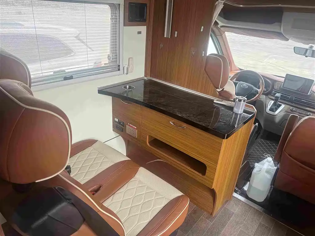 SAIC Maxus MAXUS V90 RV 2022 2021 2.0T Life Home V90 Self-Contained Class C RV Flagship Small Front Overhead Transverse Bed