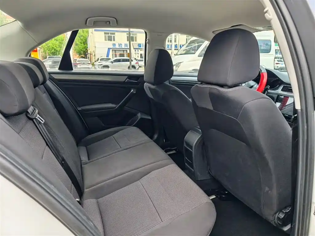 Volkswagen Bora 2017 1.6L Automatic Fashion Edition фото 10