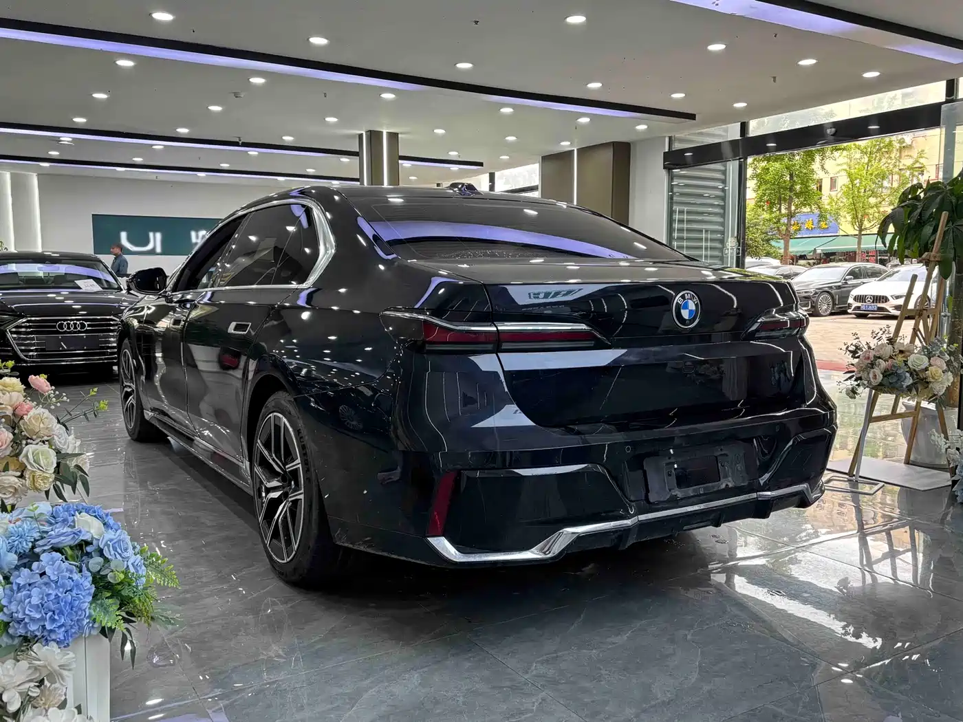 BMW 7 Series 2023 Model 735Li M Sport Package фото 8