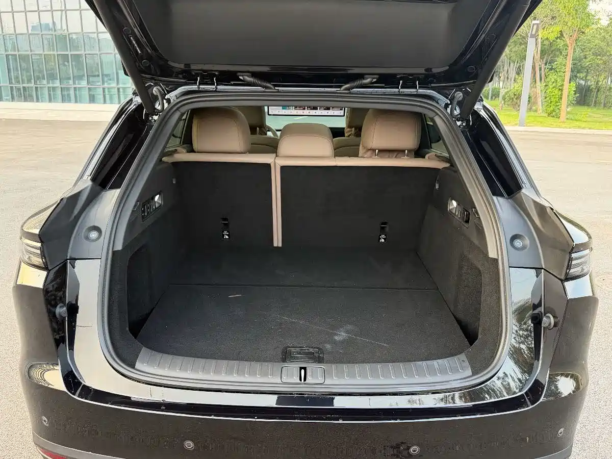 Фото 18 - Li Auto i6