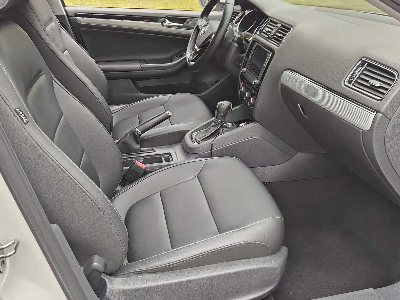Volkswagen Sagitar 2017 1.6L Automatic Comfort фото 8