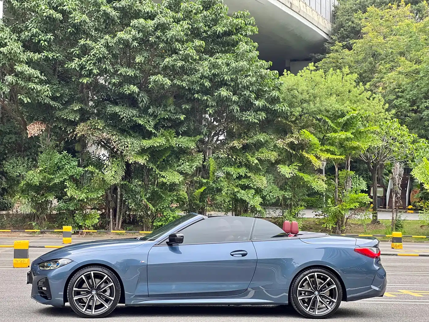 BMW 4 Series 2023 430i Convertible M Sport Shadowline Package фото 2