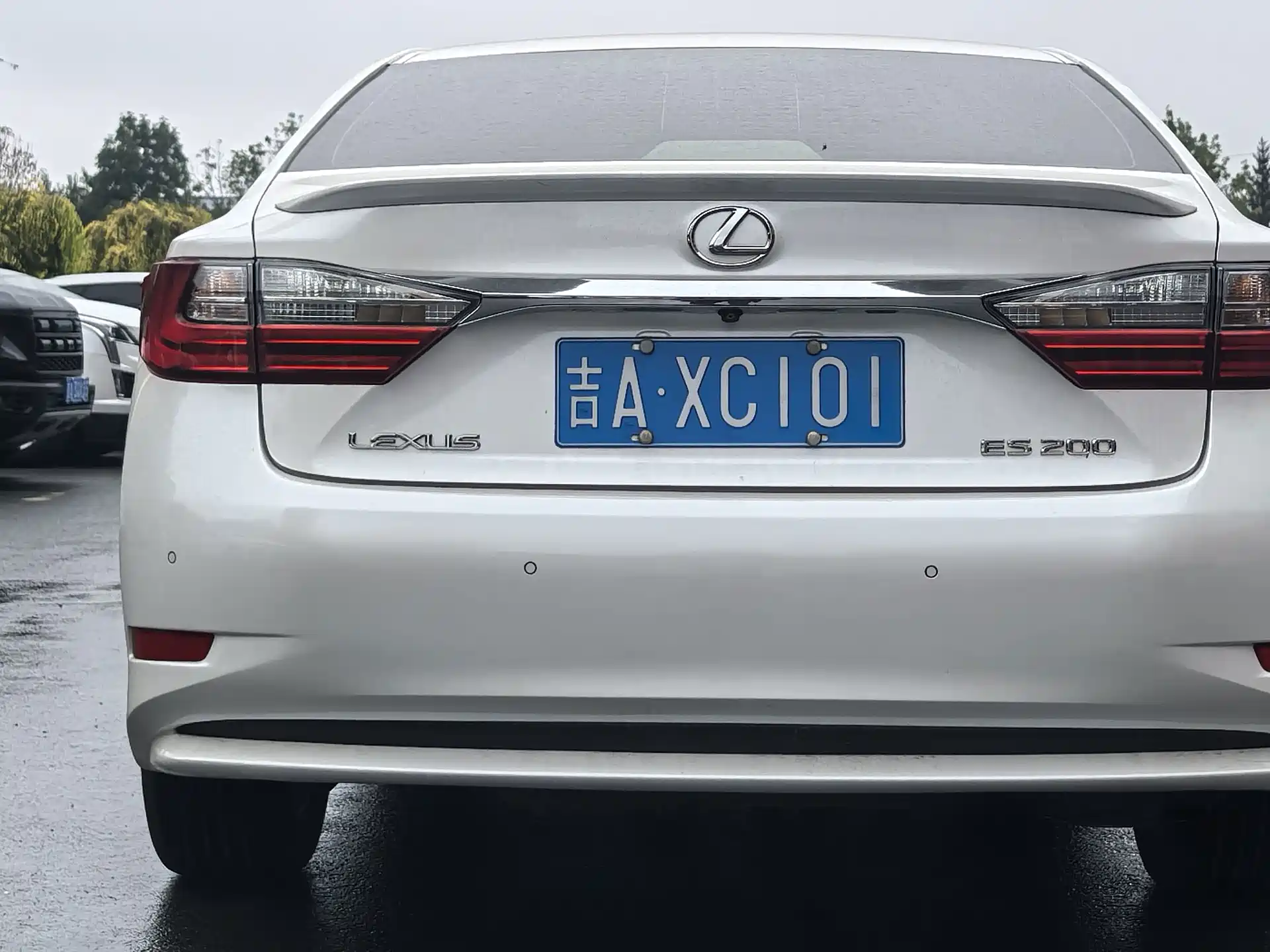 Photo 11 - Lexus ES