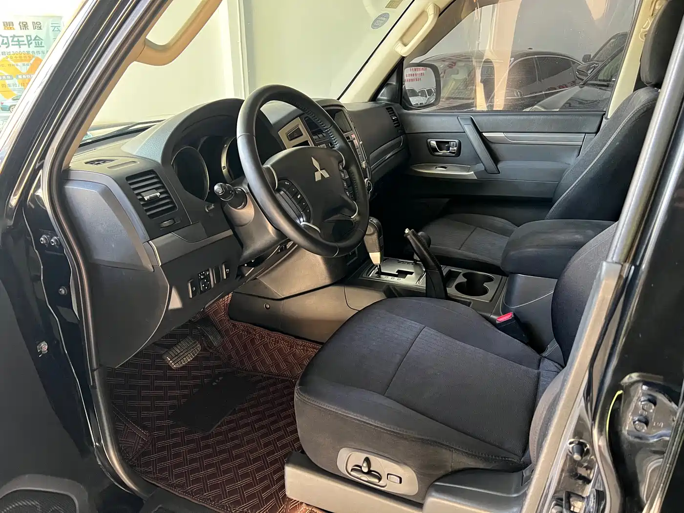 Mitsubishi Pajero (Import) 2015 3.0L Automatic Luxury Edition China V фото 7