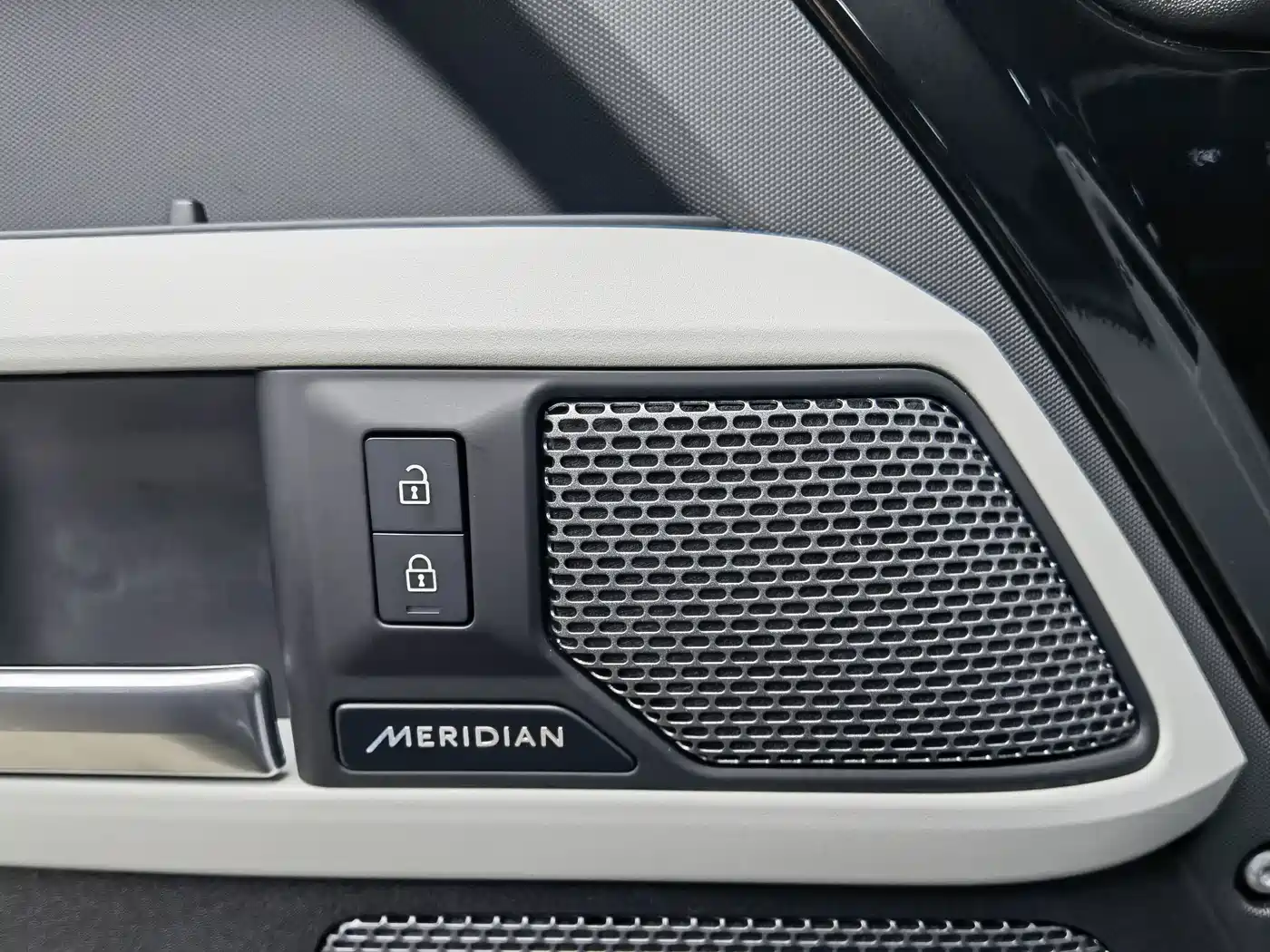 Land Rover Defender 2022 Model 90 3.0T P400 XS фото 15