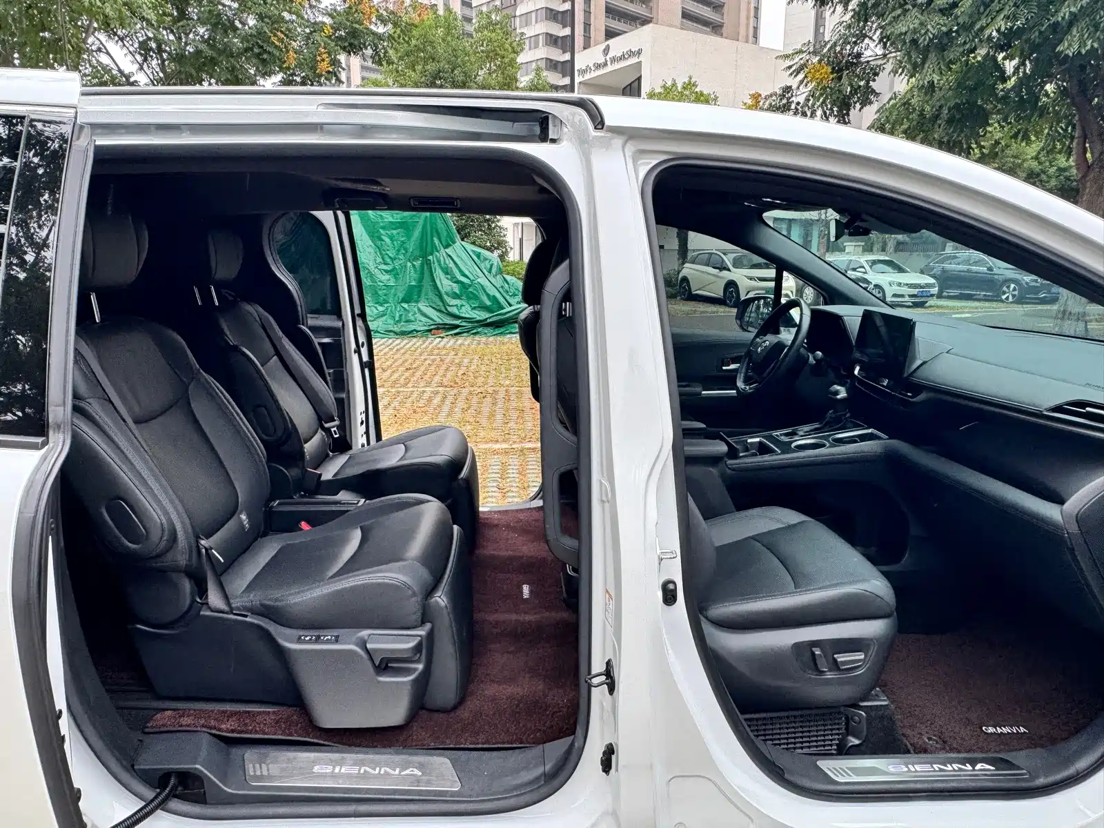 Фото 7 - Toyota Sienna