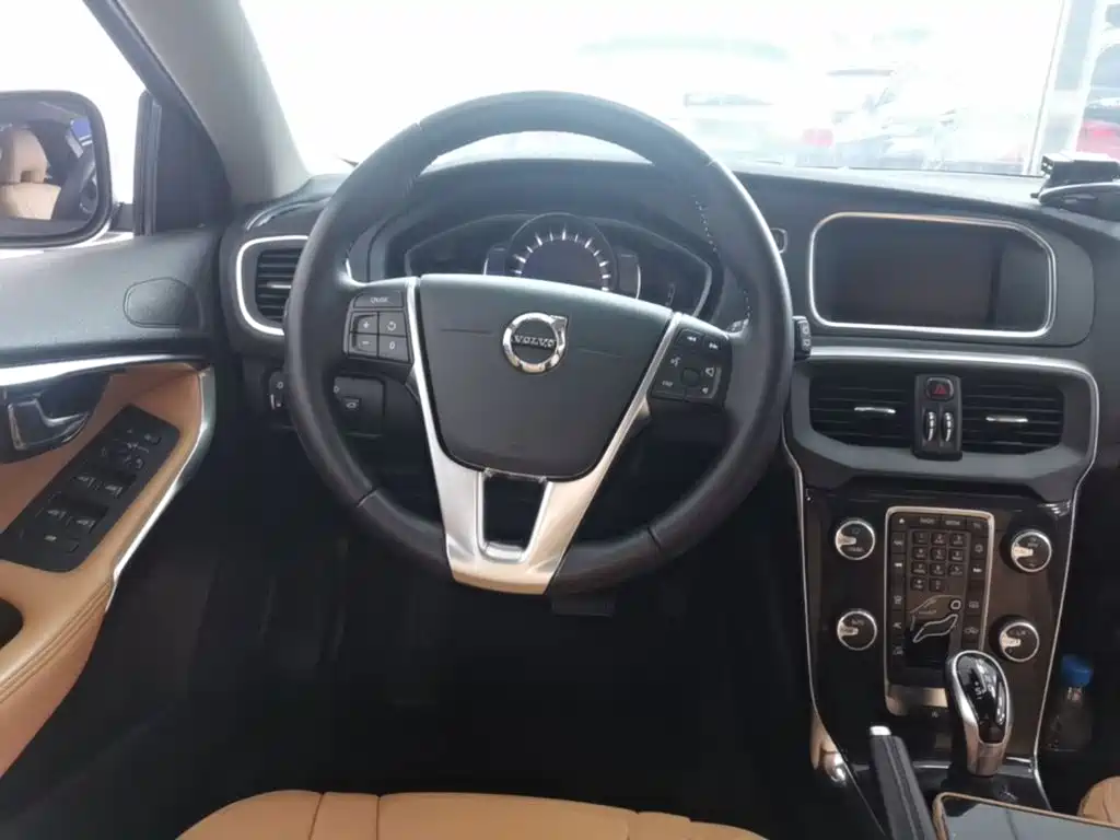 Фото 11 - Volvo V40