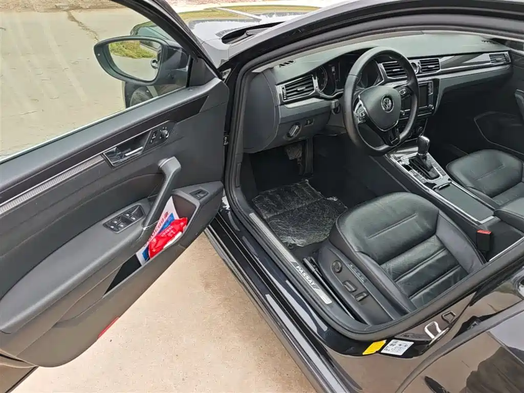Volkswagen Passat 2017 330TSI DSG Luxury фото 16