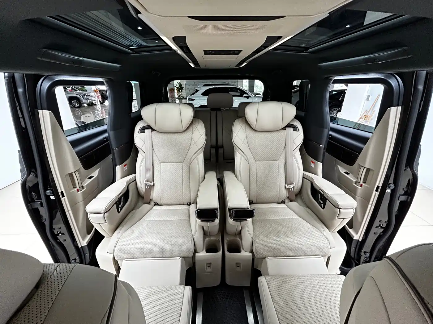 Toyota Vellfire 2024 Crown Hybrid 2.5L Executive Premium Edition фото 27