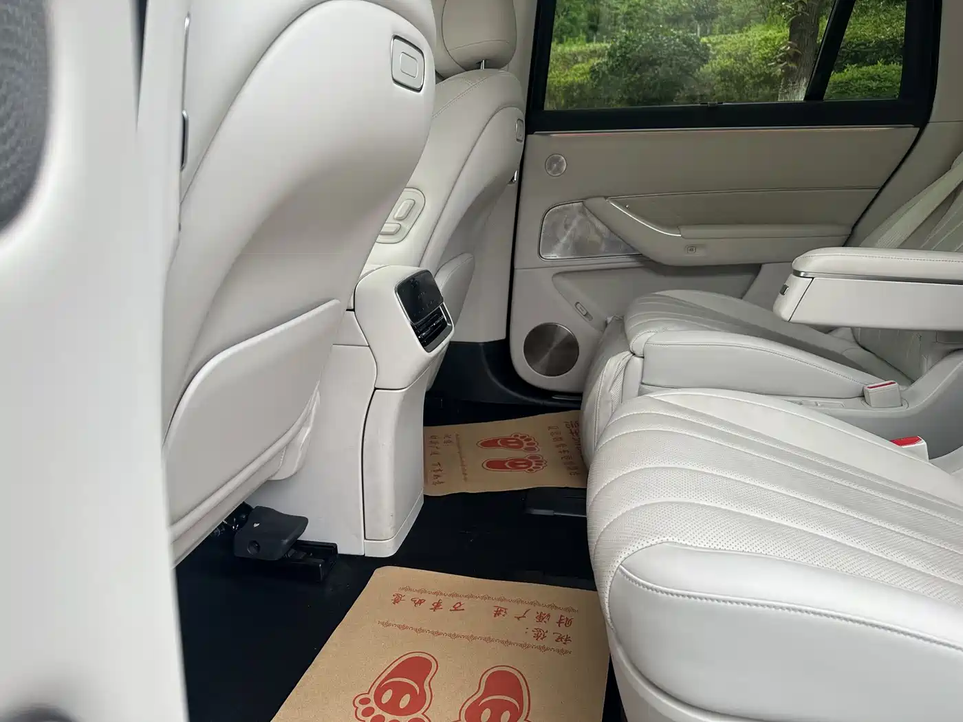 AITO Wenjie AITO M8 2025 Extended Range Ultra 53.4kWh 6-Seater фото 14