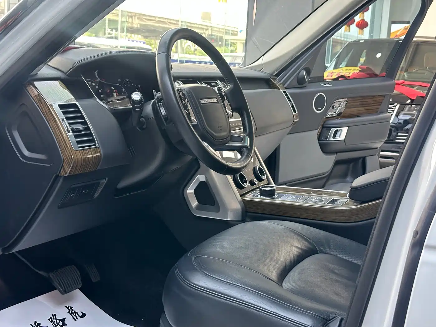 Land Rover Range Rover 2018 3.0 SC V6 Vogue SE Genesis Extended Edition фото 4