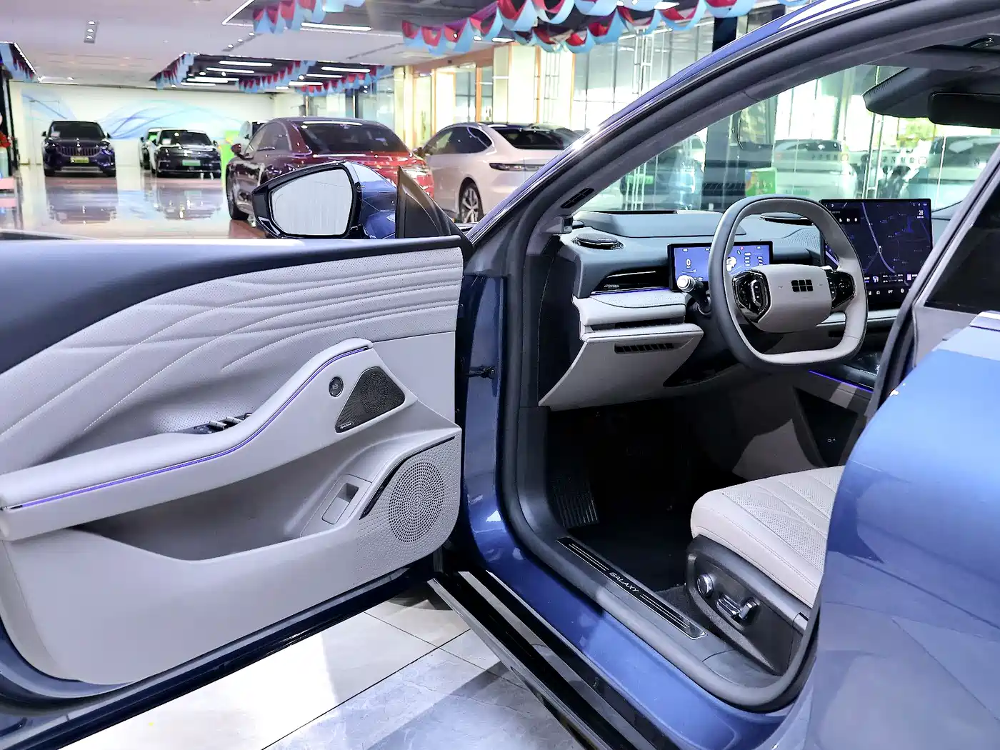 Geely Galaxy Galaxy Xingyao 8 2025 Model 130km EM-i Flagship Edition фото 8
