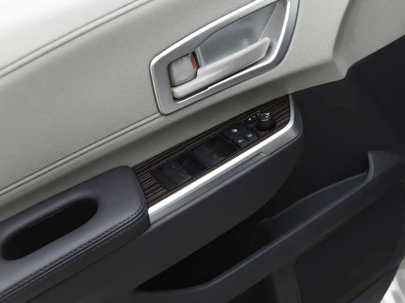 Toyota Sienna 2023 2.5L Hybrid Comfort Edition фото 13