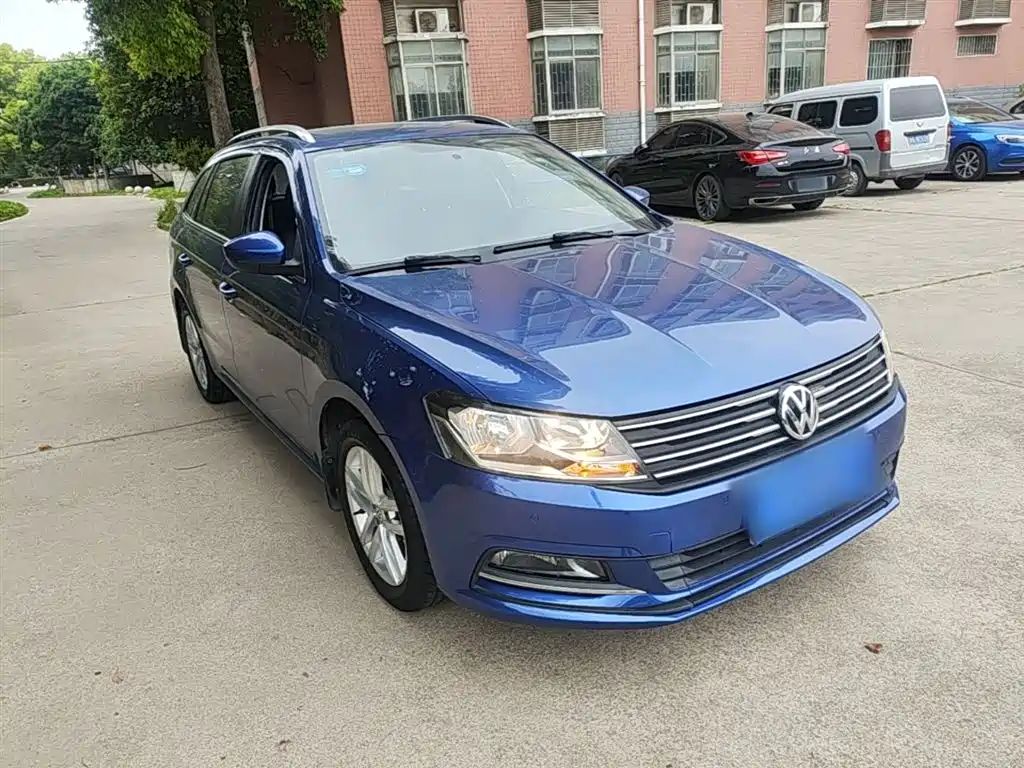 Volkswagen Lavida Tour 2015 1.6L Automatic Comfort Edition фото 4