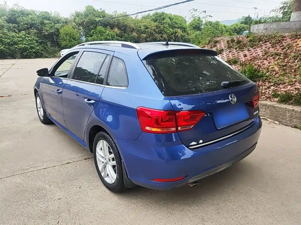 Volkswagen Lavida Tour 2015 1.6L Automatic Comfort Edition фото 5