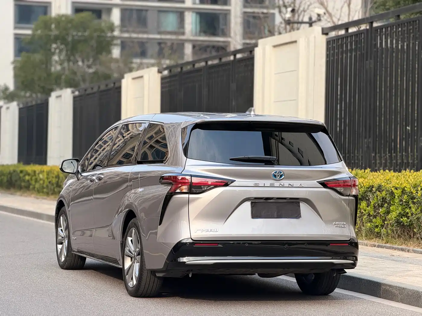 Toyota Sienna 2023 2.5L Hybrid Premium Edition фото 3
