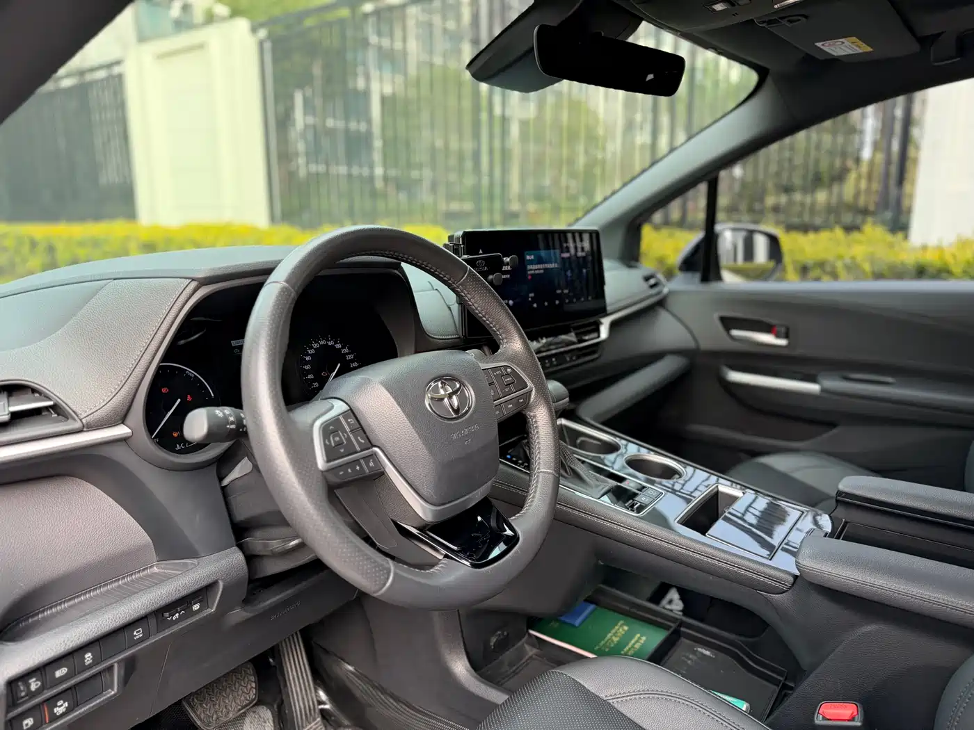 Toyota Sienna 2023 2.5L Hybrid Premium Edition фото 11