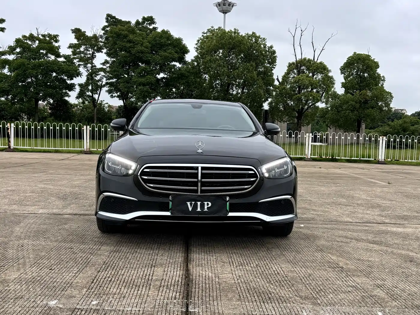 Mercedes-Benz E-Class New Energy 2022 E 350 e L Plug-in Hybrid Sedan фото 2