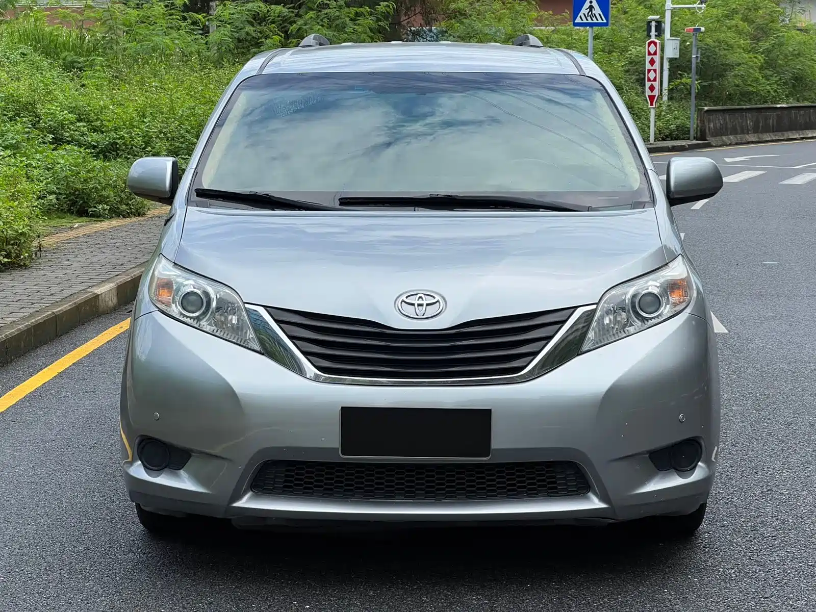 Photo 2 - Toyota Sienna