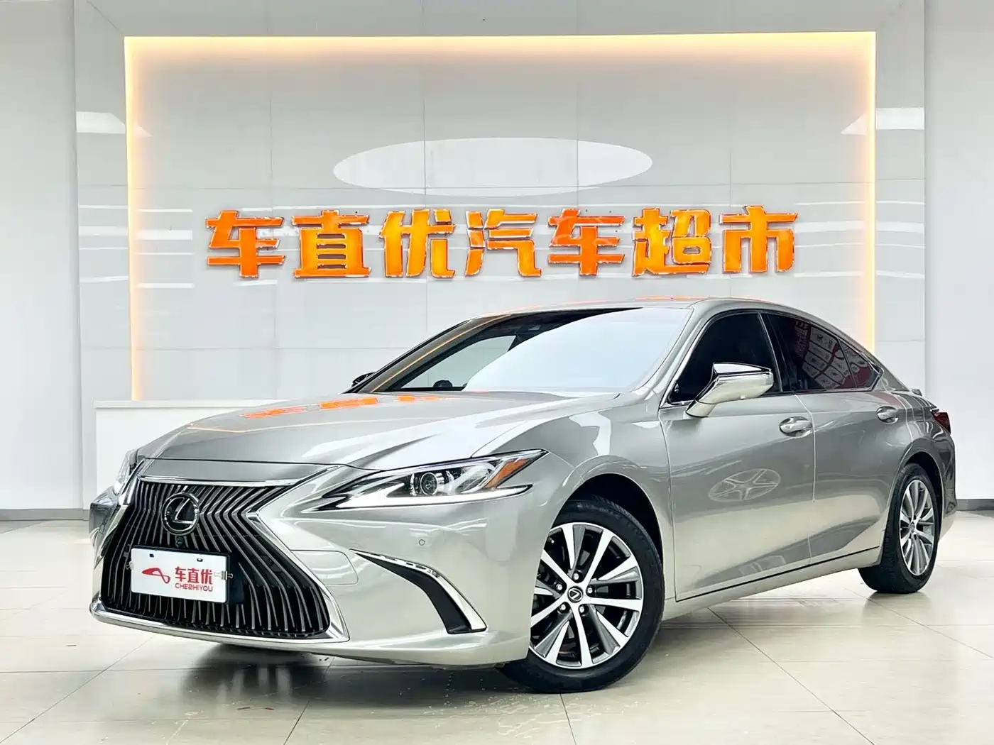 Фото 1 - Lexus ES