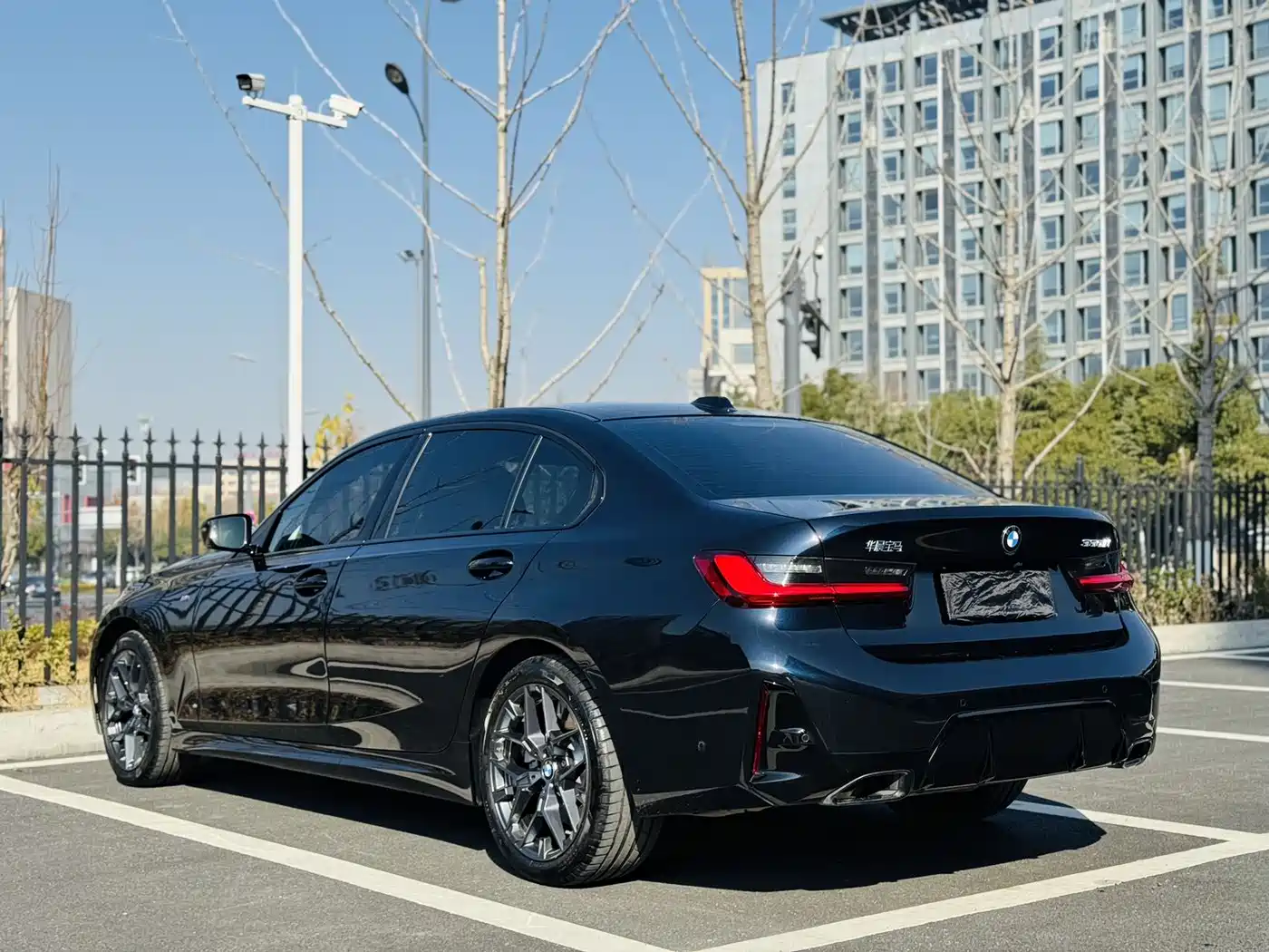 BMW 3 Series 2025 330Li M Sport Night Edition фото 9