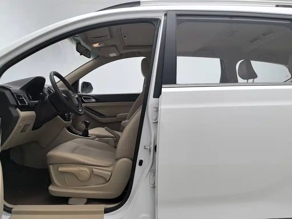 Baojun 730 2015 2014 1.5L Manual Luxury Navigation ESP Edition 7-Seater