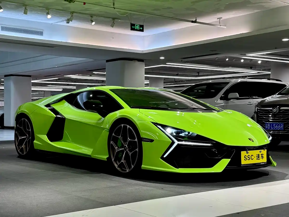 LAMBORGHINI REVUELTO