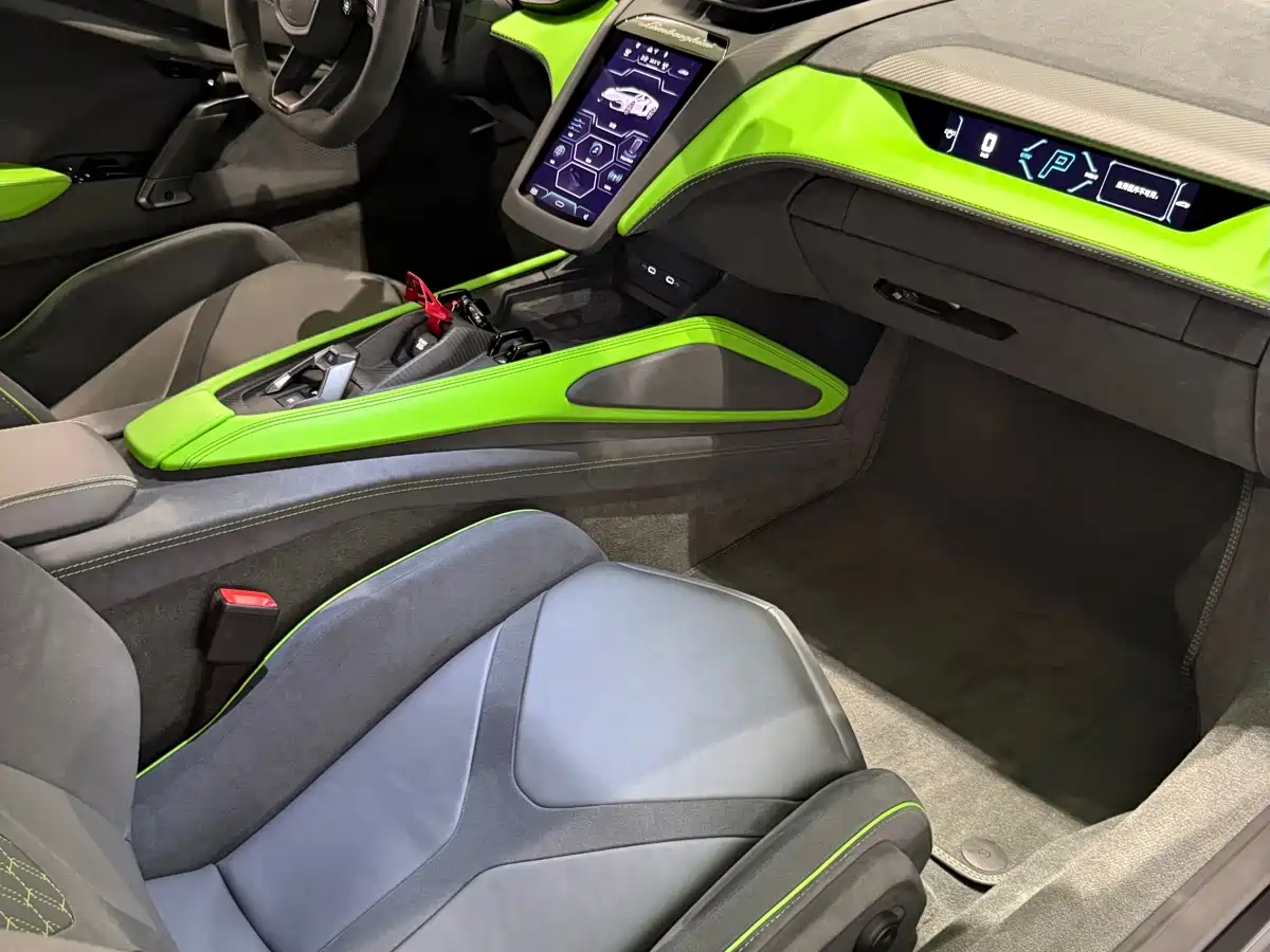 LAMBORGHINI REVUELTO