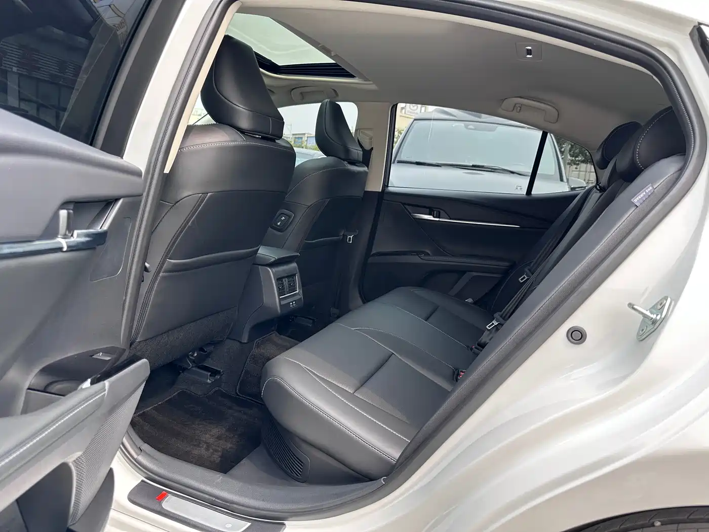 Toyota Camry 2026 Hybrid 2.0HGVP Luxury Edition фото 5
