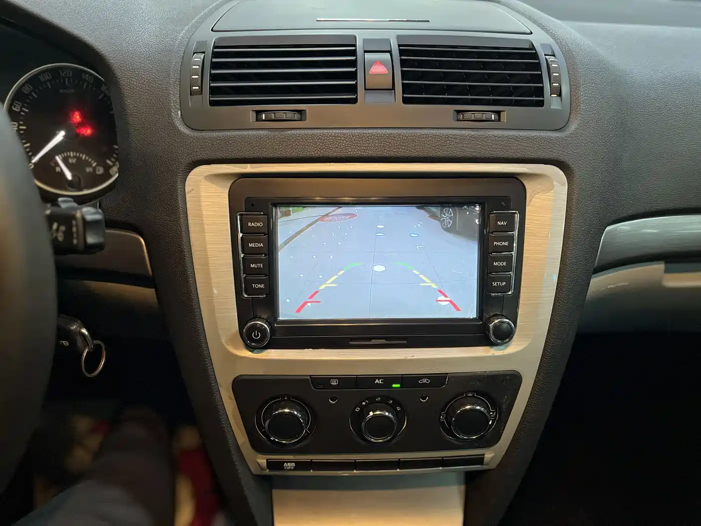 Škoda Octavia 2015 Classic 1.6L Automatic Leisure Edition фото 10