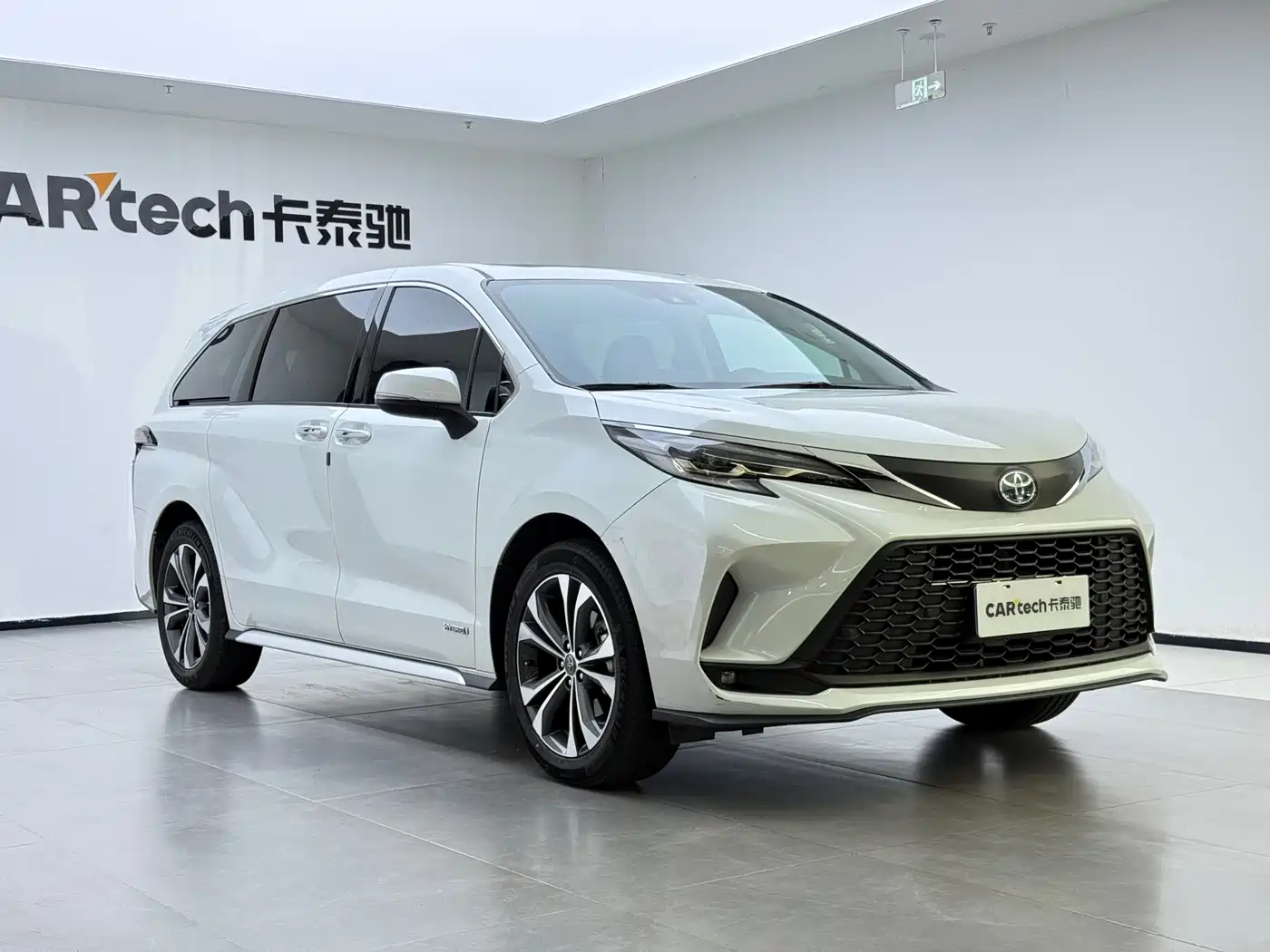Toyota Granvia 2023 2.5L Hybrid Comfort Edition фото 7