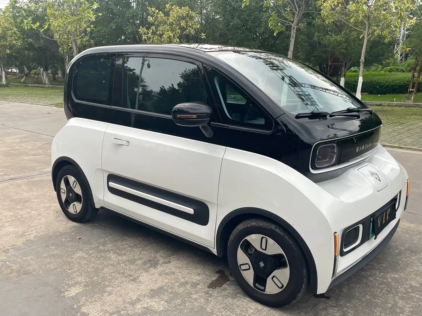 BAOJUN E300