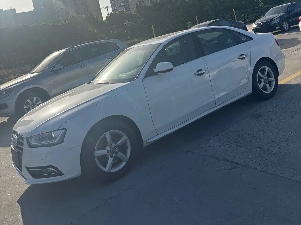 Audi A4L 2013 35 TFSI Automatic Comfort фото 2