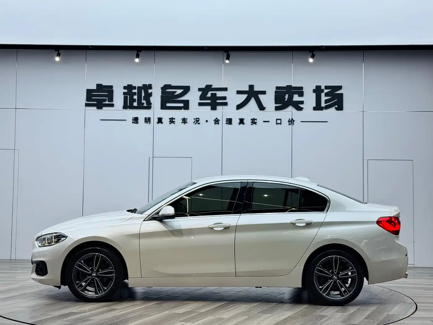 BMW 1 Series 2019 118i Fashion Edition фото 3