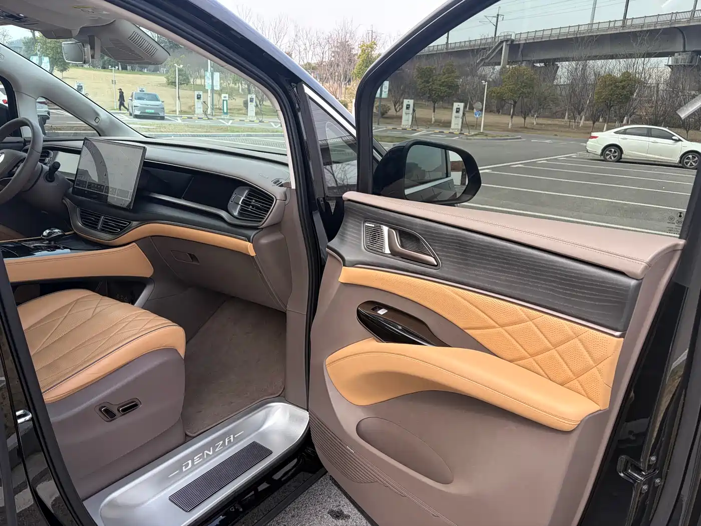 Denza D9 2022 DM-i 970 AWD Flagship фото 11