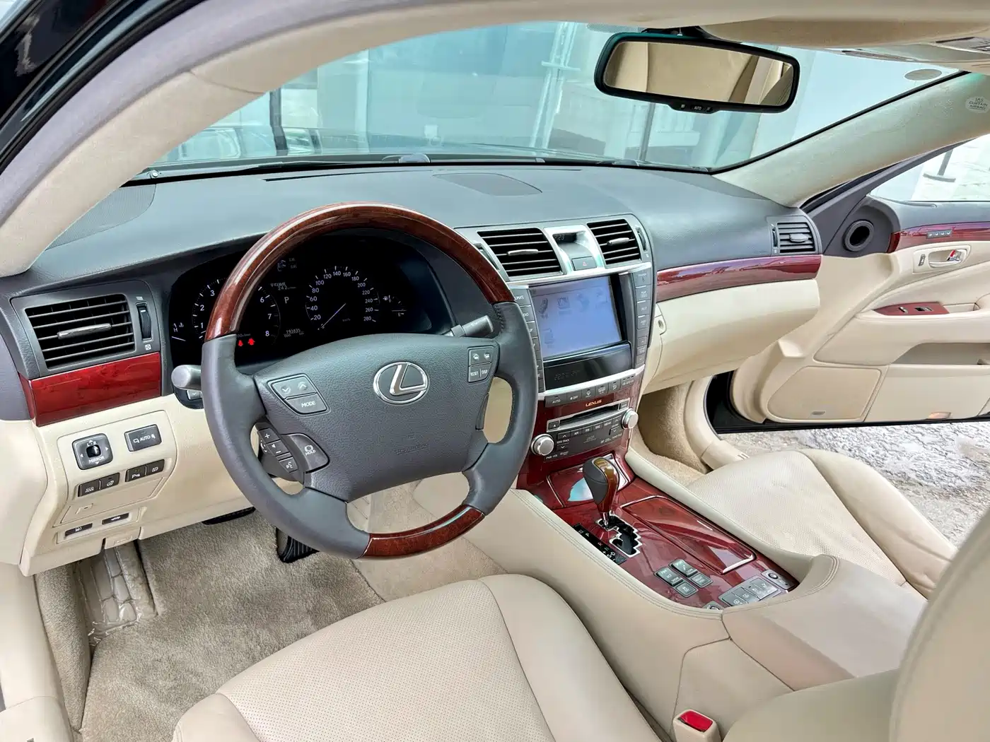 Фото 10 - Lexus LS